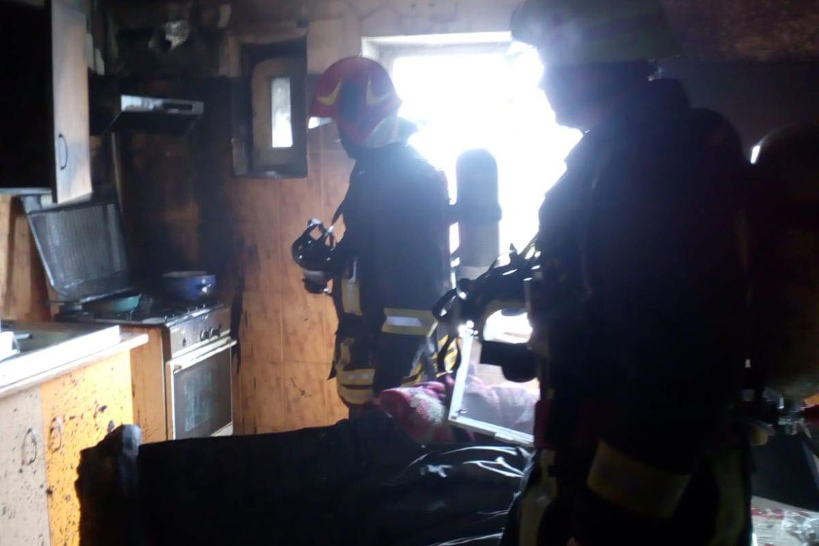 Panică în zona Pieței Traian: Un apartament a fost cuprins de flăcări