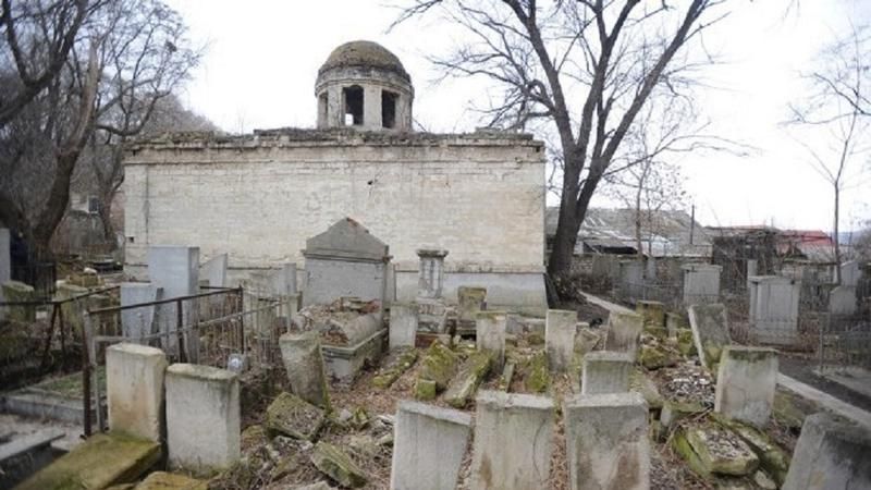 Huși - Anchetă în cazul Cimitirului Evreiesc profanat