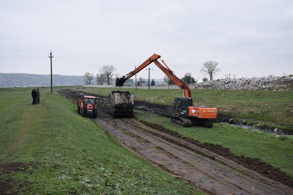 A început decolmatarea și igienizarea pârâului Valea Seacă