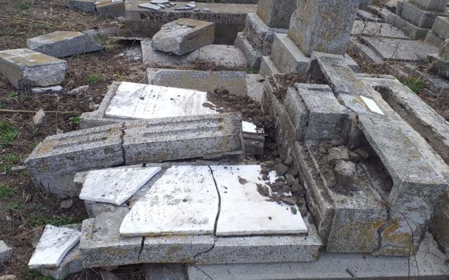 Au fost identificați profanatorii cimitirului evreiesc din Huși!