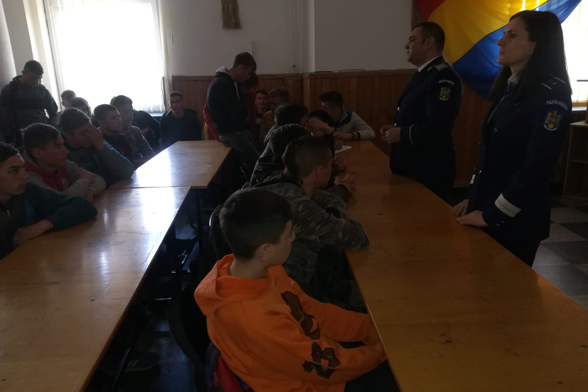 ACTIVITĂȚI DESFĂȘURATE DE POLIȚIȘTI PENTRU INFORMAREA ELEVILOR  PRIVIND SIGURANȚA ON-LINE