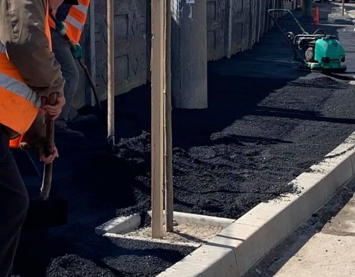 GALERIE FOTO. Lucrări de asfaltare a trotuarelor pe strada Petru Rareș