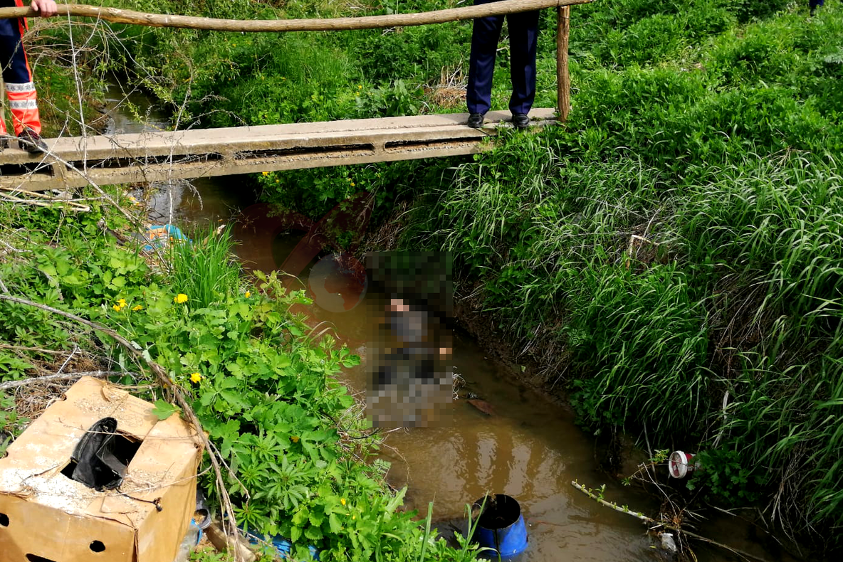 VIDEO. Localnicii din Unțești au sunat la 112 după ce au văzut corpul unui bărbat într-un pârâu