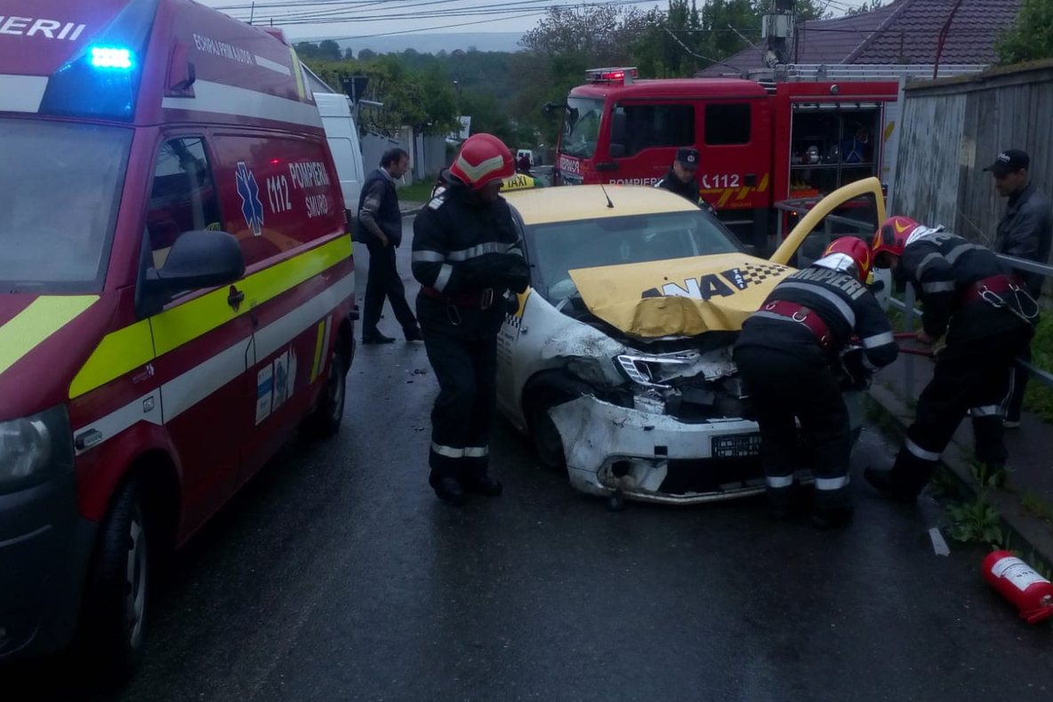 FOTO. Pasagerul unui taximetru din Bârlad a ajuns la spital în urma unui accident rutier