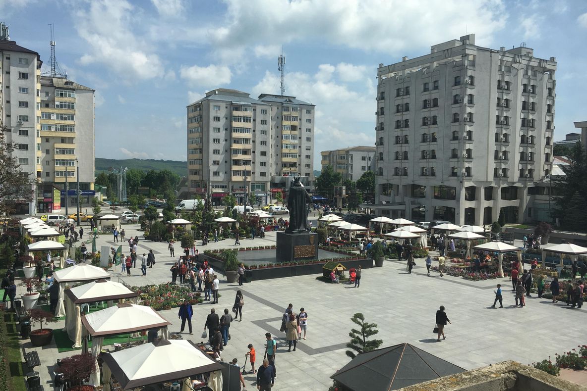 Florile au atras ca un magnet vasluienii în centrul orașului