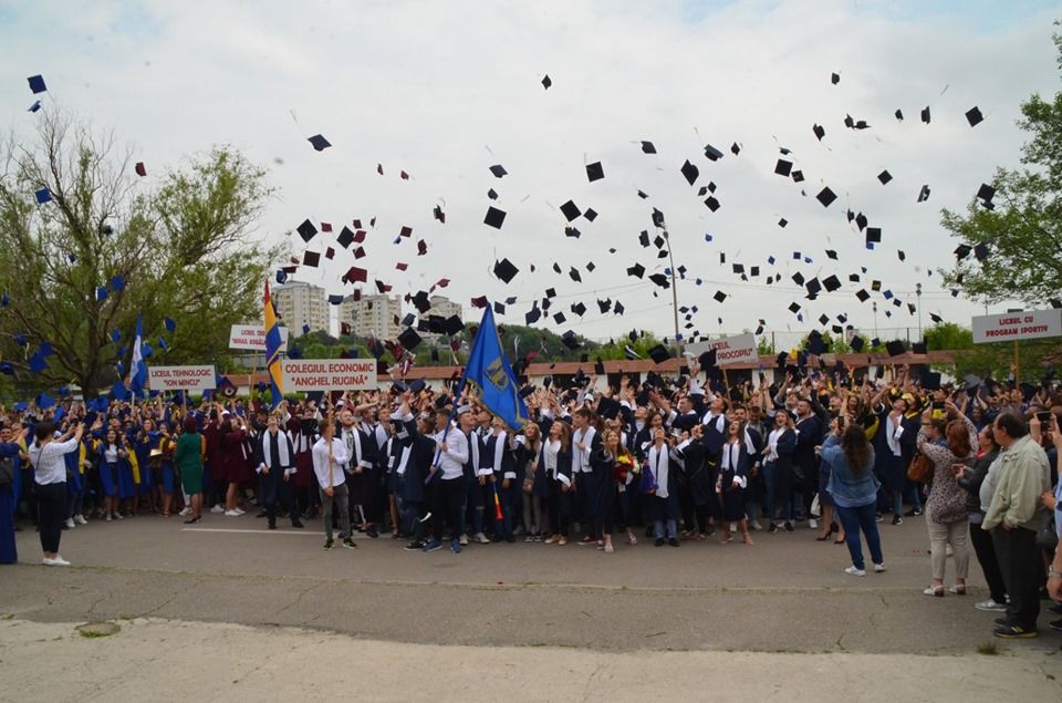 FOTO: Vasluiul a marcat Ziua Absolventului