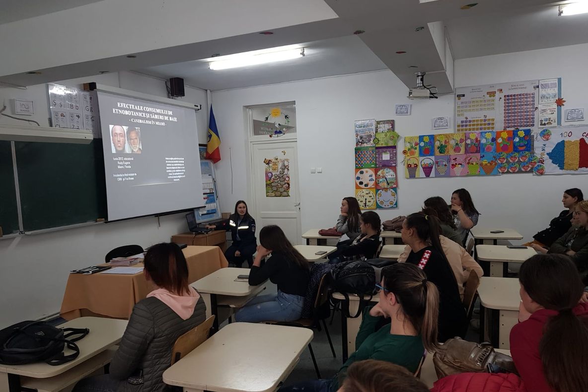 Polițiștii vasluieni, în mijlocul elevilor de la Codăești