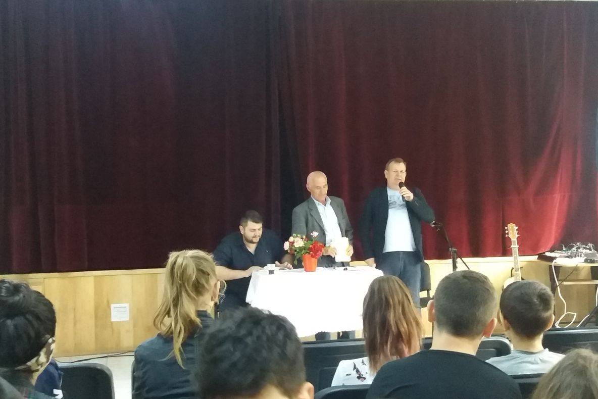 Elevii de la Munteni de Jos s-au întâlnit cu autori de carte