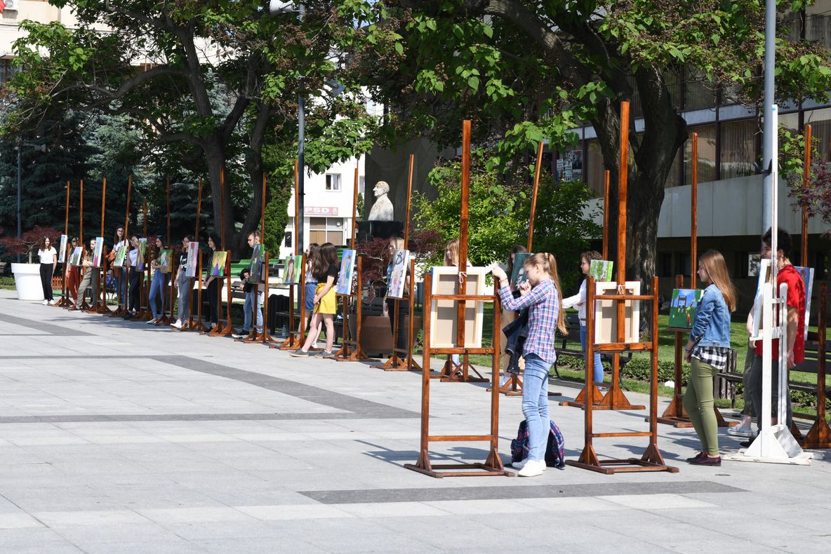 FOTO: Expoziție inedită în centrul Vasluiului cu lucrările de pictură ale unor elevi
