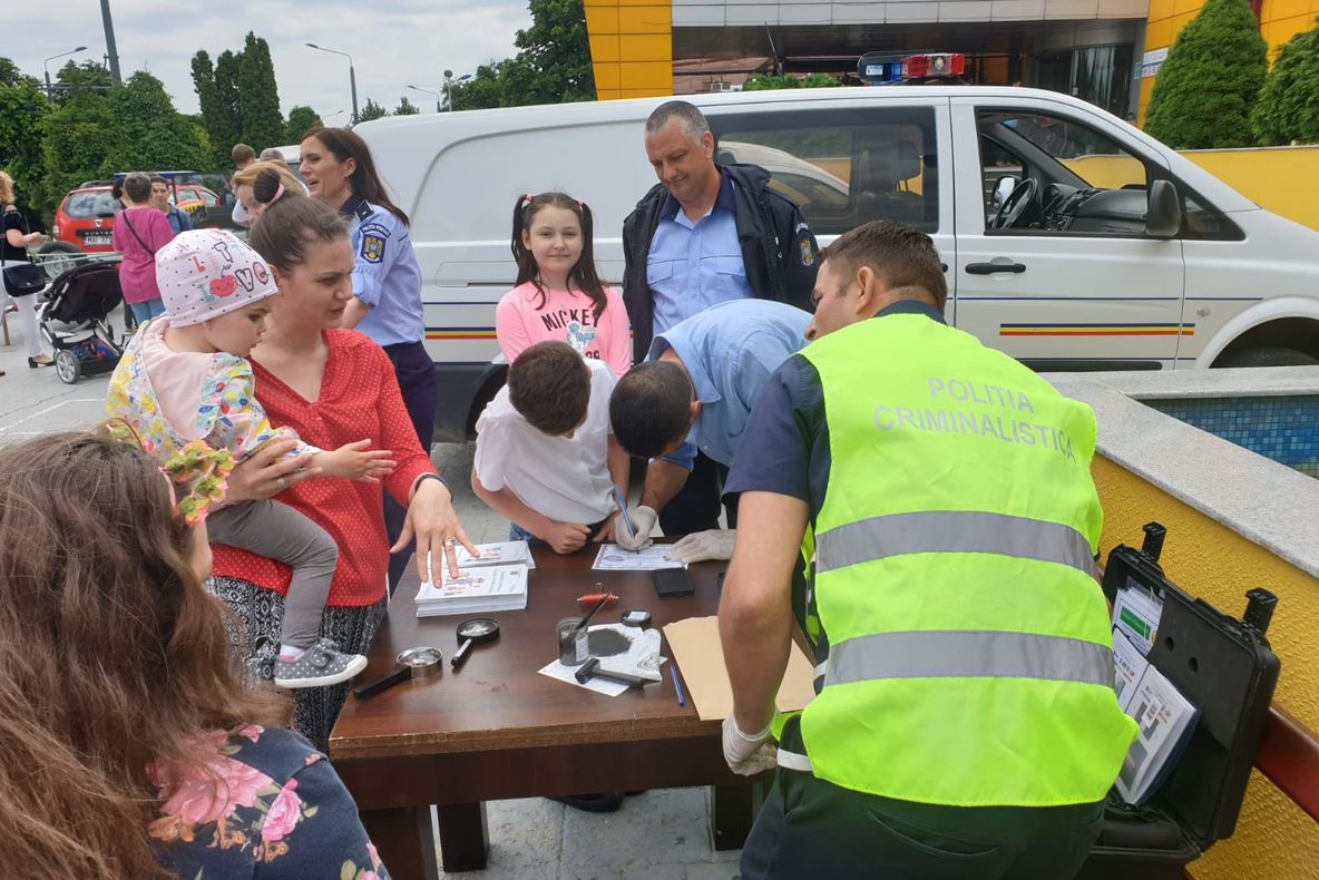 POLIŢIŞTII ŞI COPIII ÎMPREUNĂ DE 1 IUNIE