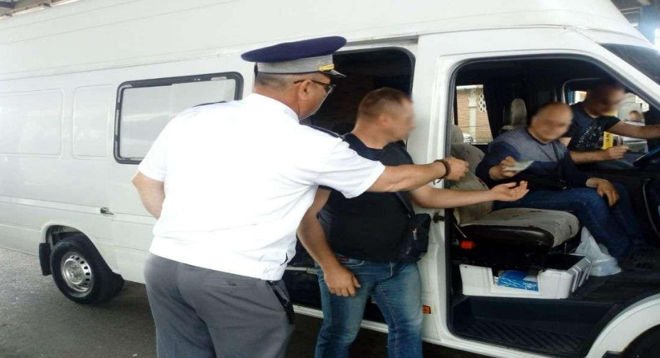 Conducători de vehicule fără permise de conducere corespunzătoare, depistaţi la controlul de frontieră