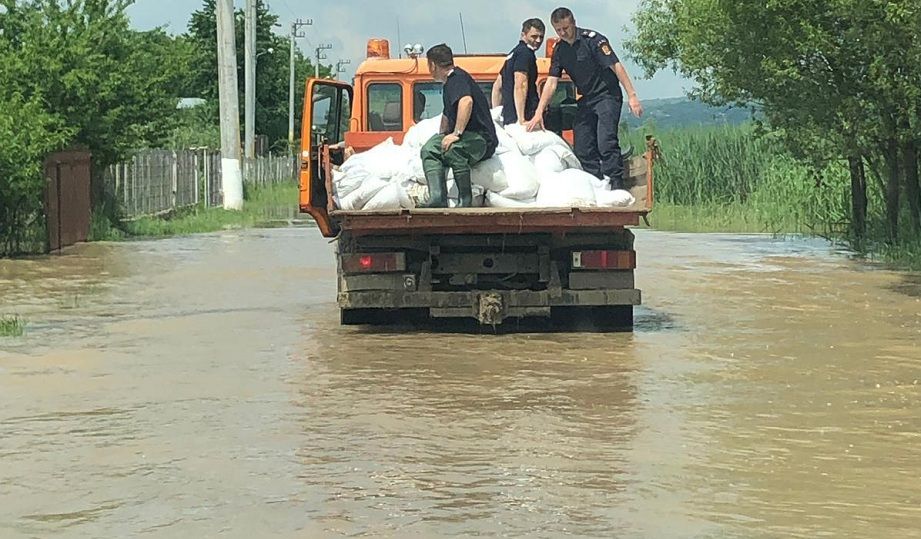 UPDATE VIDEO. 400 de saci cu nisip pregătiți la Pogana, în calea viiturii