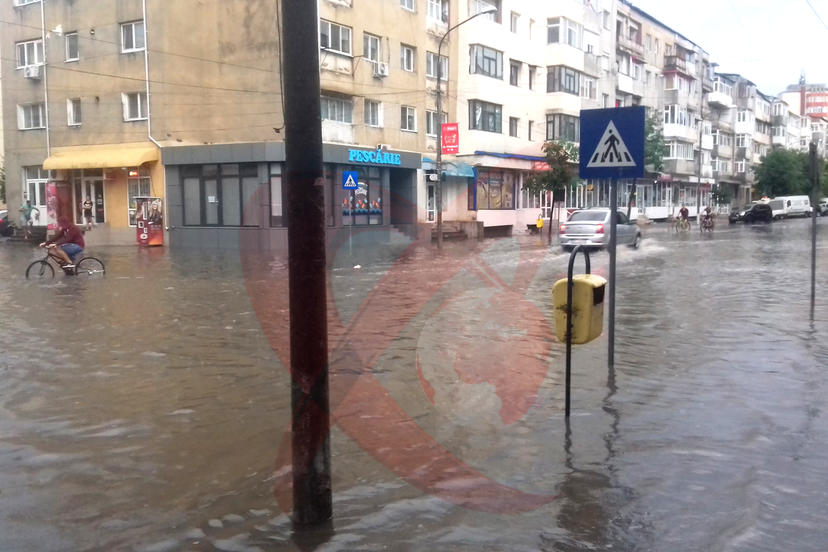 Străzile Bârladului inundate după o ploaie torențială - VIDEO
