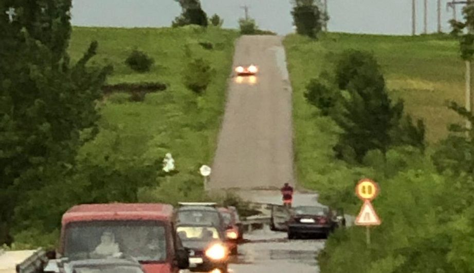 7 persoane scoase de pompieri din două mașini lovite de viitură între Perieni și Pogana