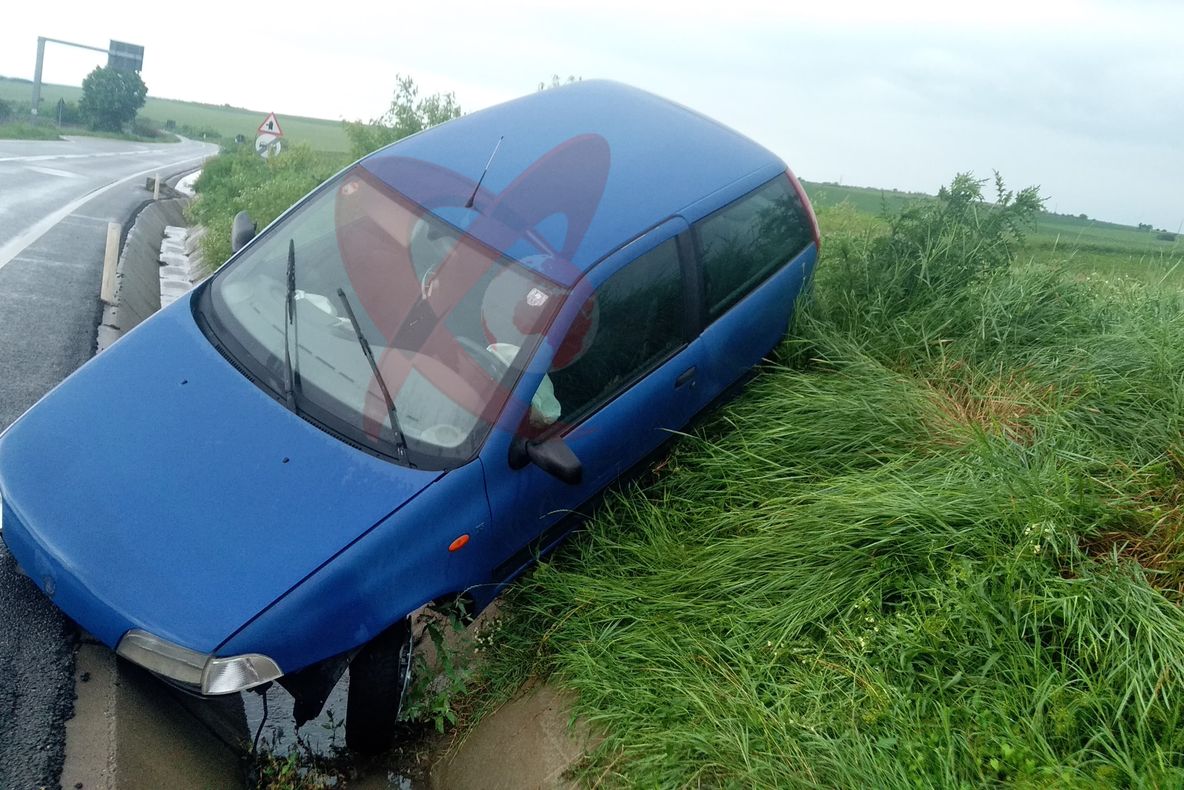 S-a urcat beat la volan și a băgat mașina în șanț - FOTO