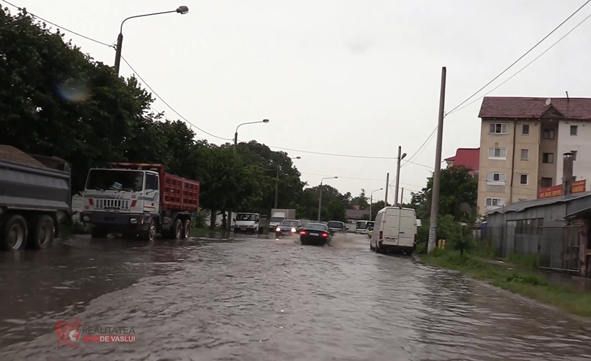 Rafale de vânt puternice și cer întunecat în plină zi la Bârlad. Mesaje Ro-Alert cu întârziere.