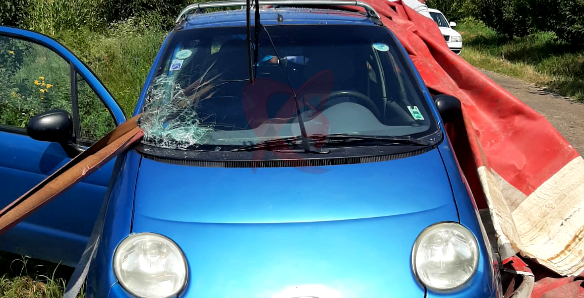 UPDATE. O femeie a fost la un pas de decapitare din cauza unui obiect metalic căzut dintr-un TIR