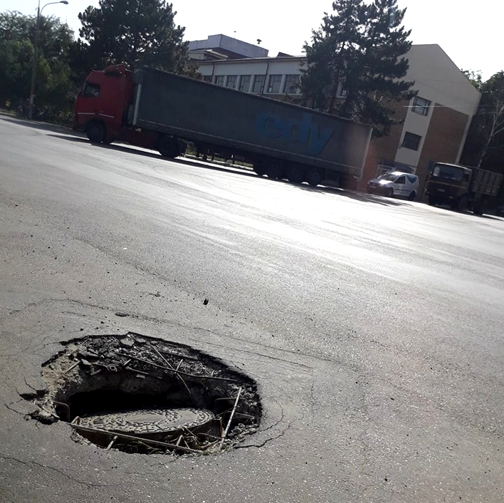 IMAGINILE ZILEI. Se scufundă asfaltul pe bulevardul Republicii din Bârlad