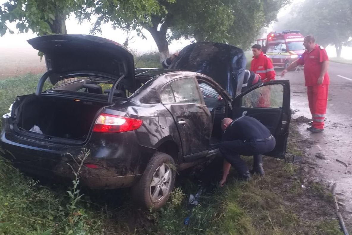 Doi tineri, la un pas de moarte, după ce au intrat cu mașina într-un cap de pod