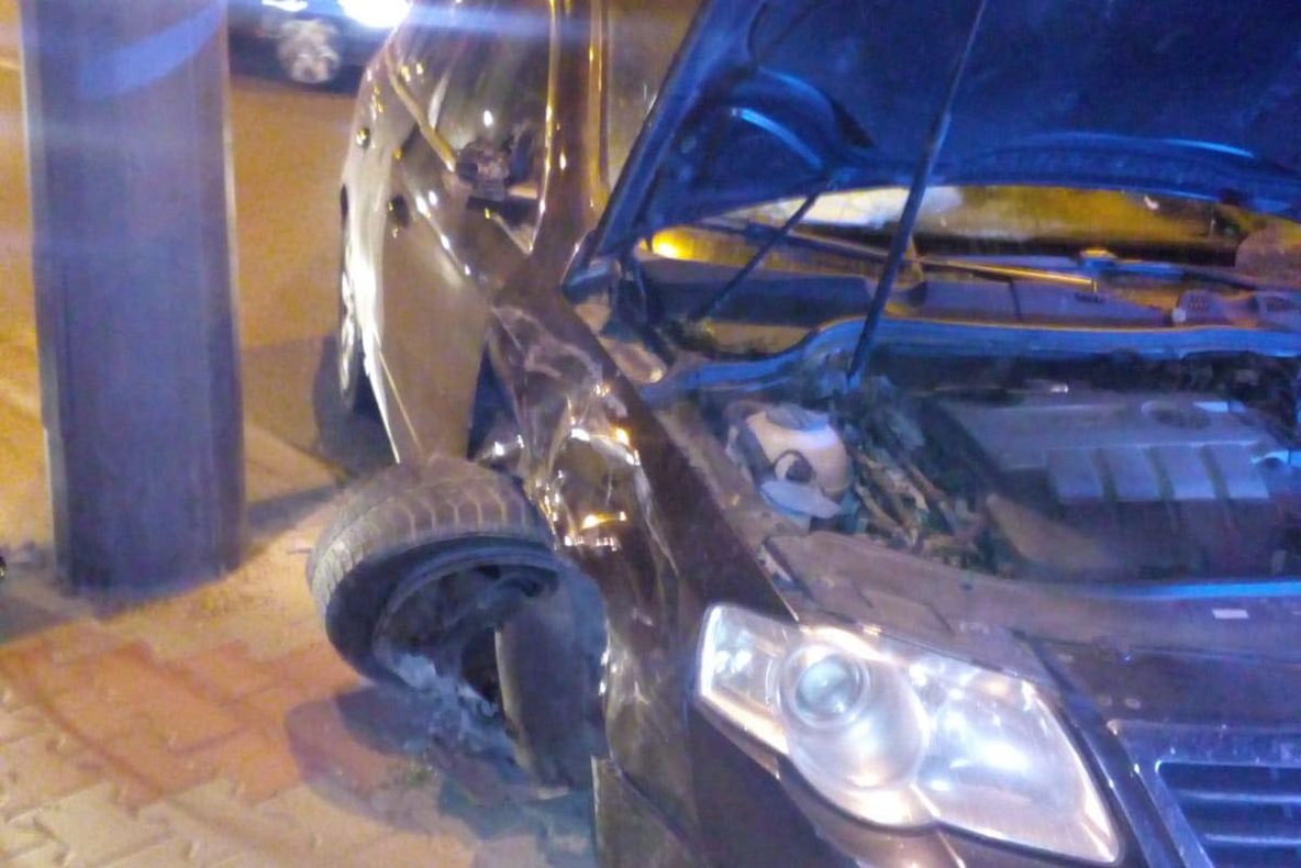 Un vitezoman a intrat cu mașina într-un stâlp la Vaslui