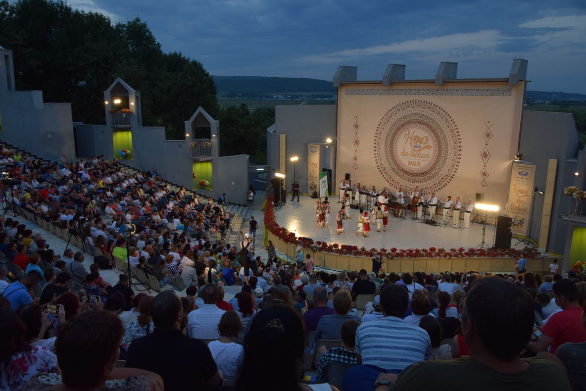Horă impresionantă la Festivalul Internațional de folclor ”Hora din străbuni”