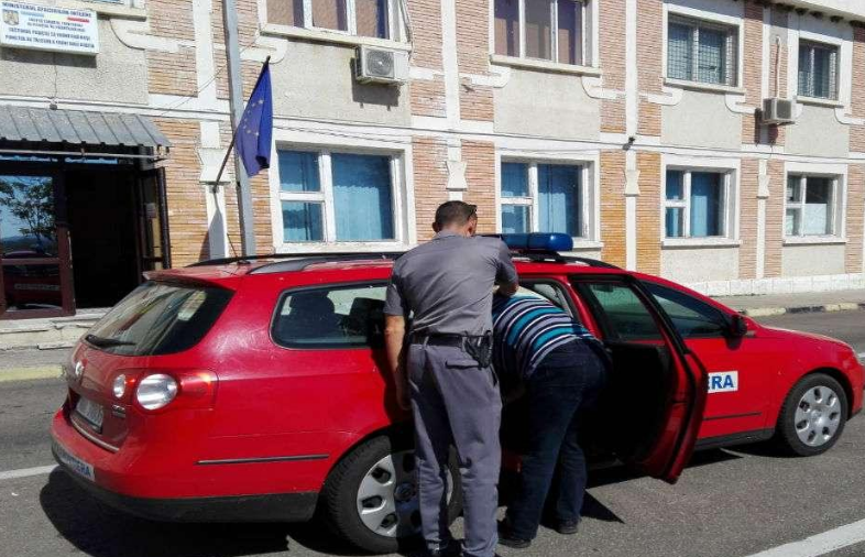 Urmăriţi internațional, depistaţi în Vama Albița