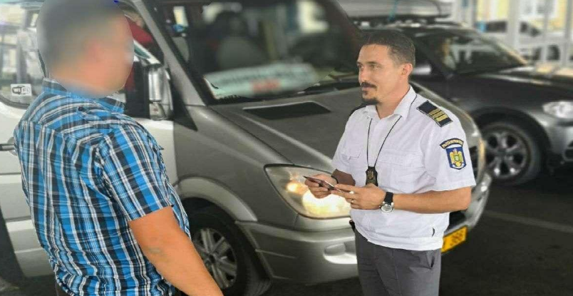 Microbuze radiate din circulație oprite în Vama Albița
