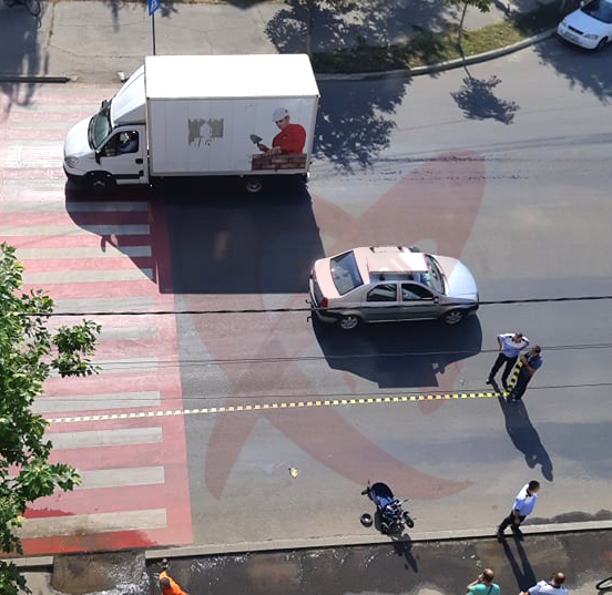 O șoferiță neatentă a spulberat un copil cu tot cu căruț pe o trecere din Bârlad