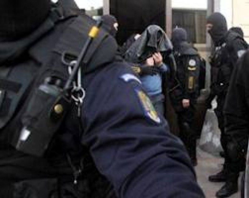 Vaslui: Rețea de traficanți care folosea metoda LOVERBOY, destructurată de DIICOT