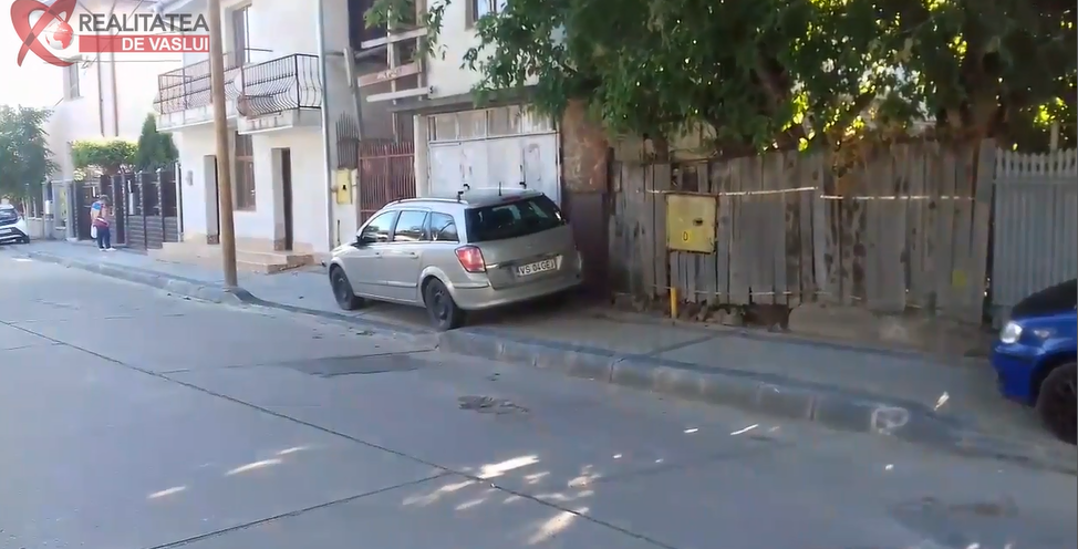 Pietoni nevoiți să se deplaseze pe carosabil din cauza mașinilor parcate pe trotuare. VIDEO