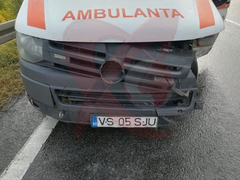 Un șofer începător a tamponat o ambulanță în curbă la Dobrina