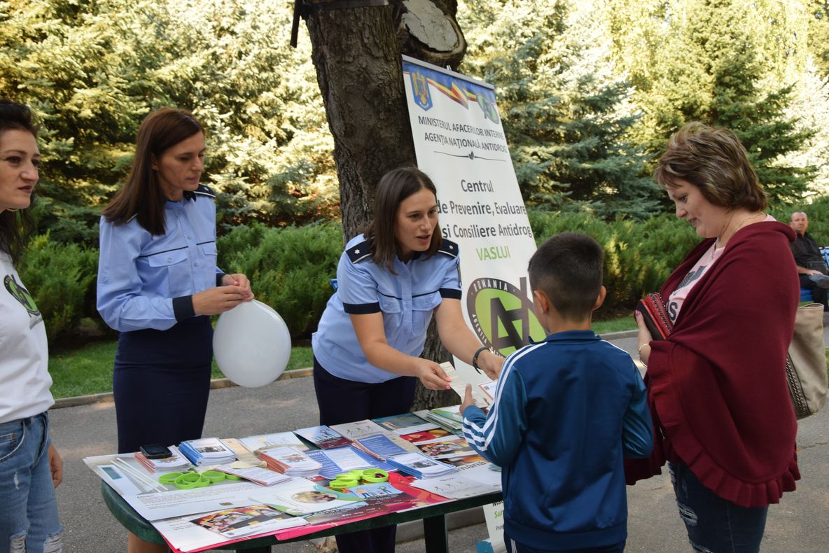 Reprezentanții structurilor MAI, în mijlocul participanților de la Târgul Meșterilor Populari