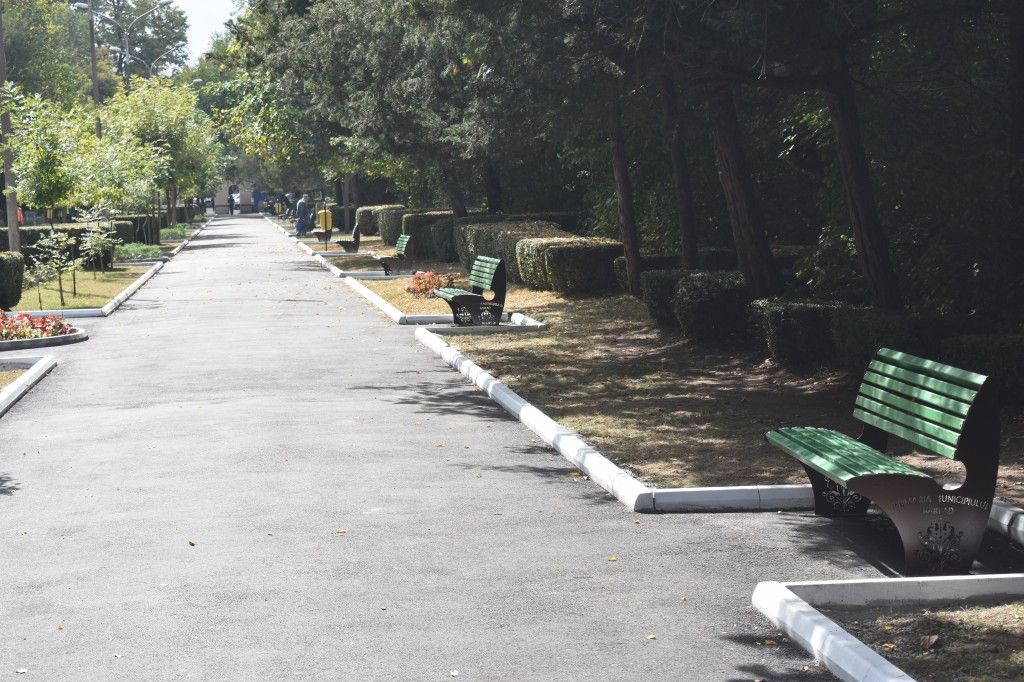 Bănci noi și alei asfaltate în Grădina Publică