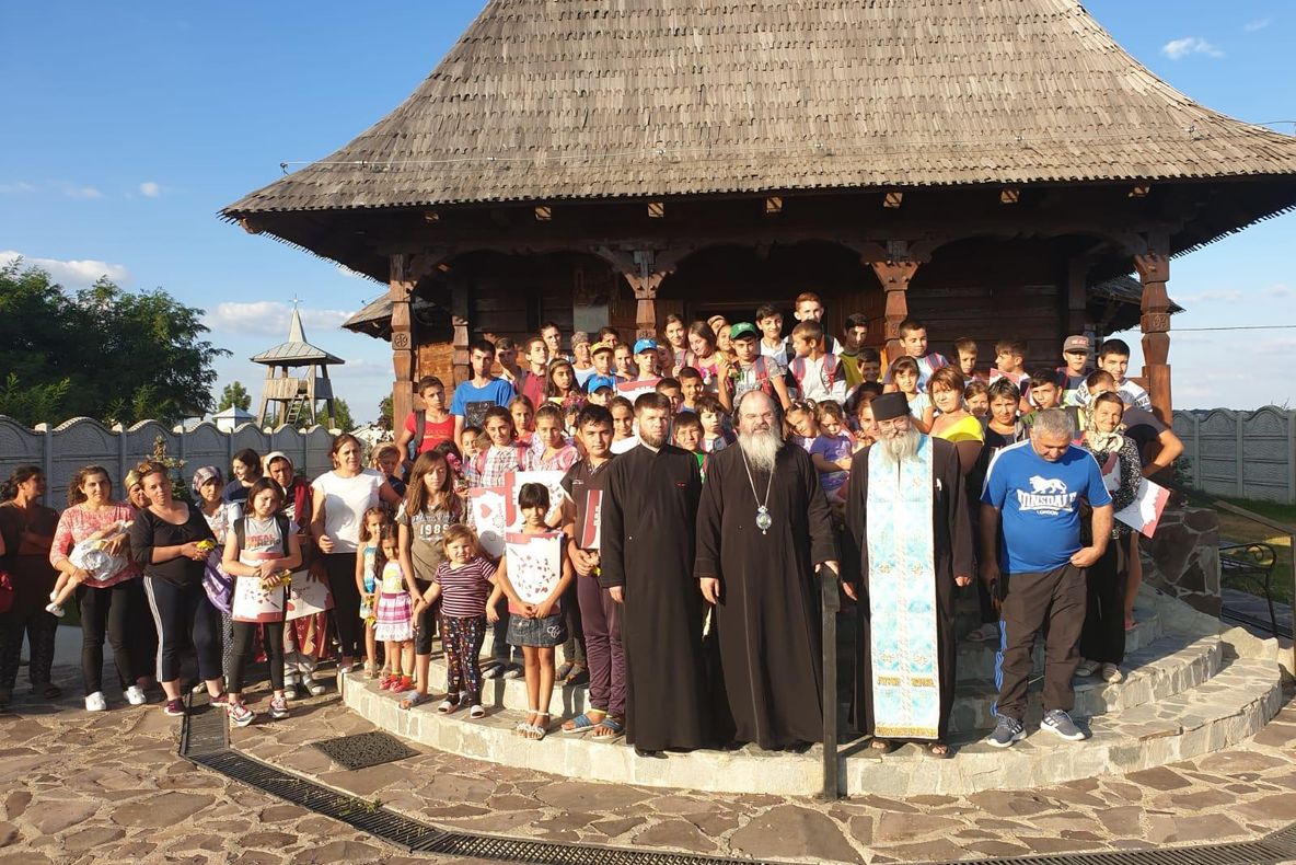 1.200 de copii din județ primesc ghiozdane de la Episcopia Hușilor