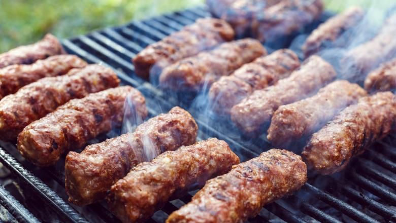 L-au invitat la o friptură și o bere, dar l-au bătut și l-au tâlhărit