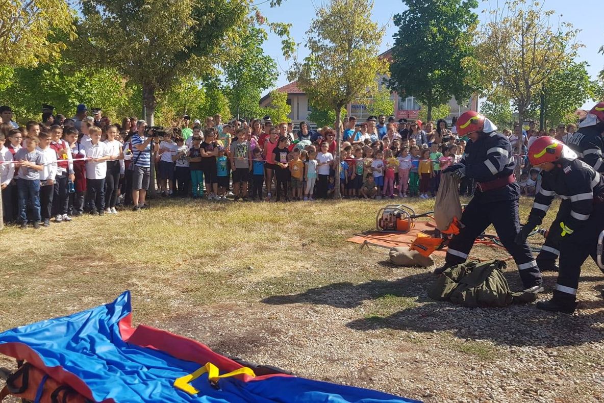 Un bârlădean a fost la un pas să-și facă locuința scrum, după ce a dat foc la niște frunze