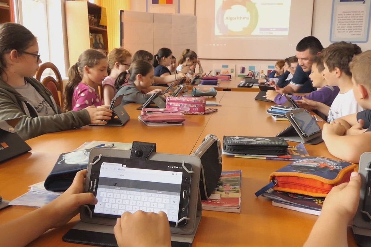 Elevii de la Școlile Gimnaziale Pogonești și Ivănești învață matematică și informatică în laboratoare moderne