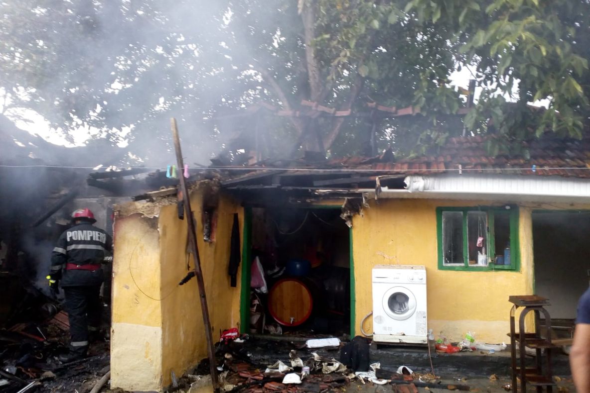 Pogonești: incendiu izbucnit într-o gospodărie din cauza unui scurtcircuit electric