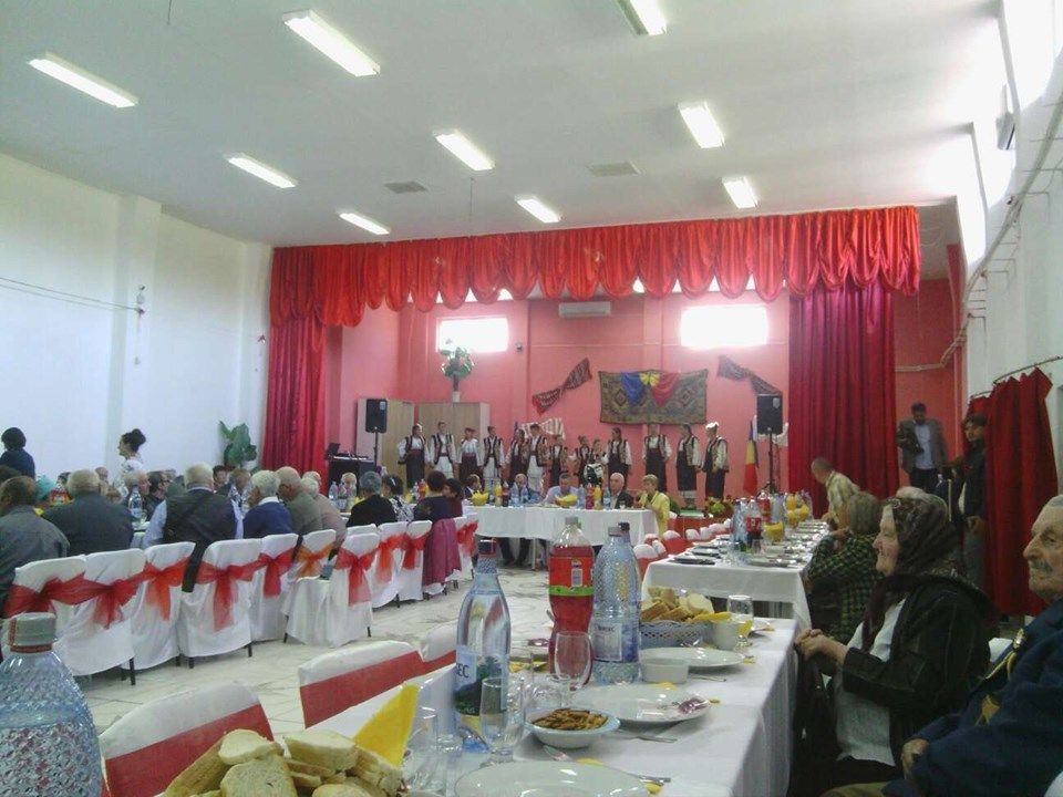 Bătrânii din Ivănești, sărbătoriți de autorități