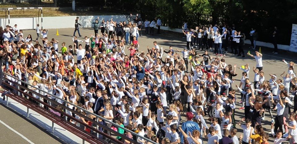 Elevii Școlii ”Constantin Parfene” Vaslui au întrerupt cursurile pentru a spune DA mișcării!