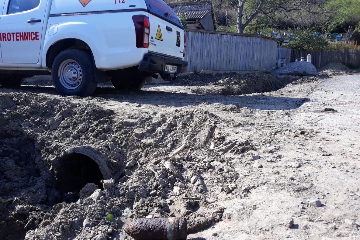 Proiectil descoperit pe marginea unui șanț la Bursuci