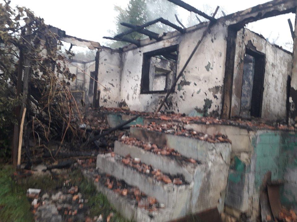 Preotul din Laza, în sprijinul unui tânăr rămas pe drumuri, după ce casa i-a luat foc