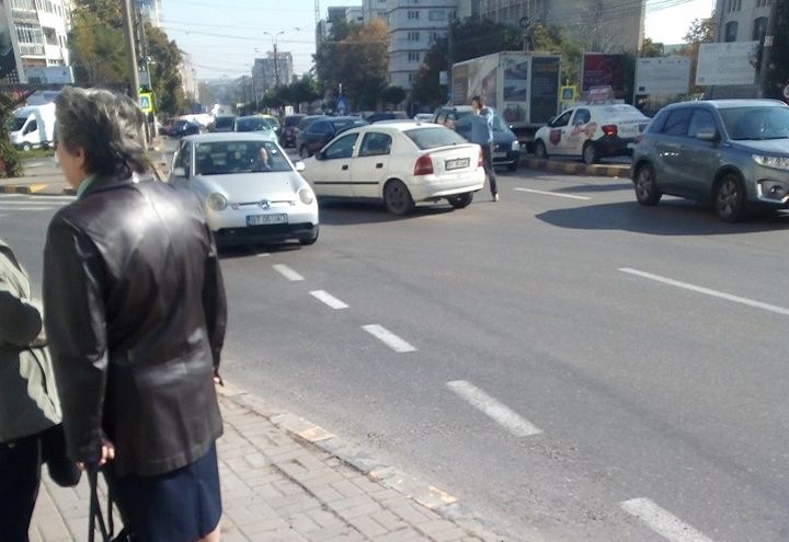 Șoferul care s-a răsturnat cu mașina la Negrești era băut și cu permisul suspendat