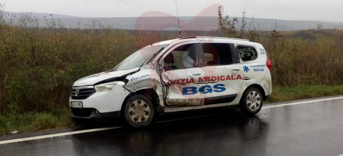 Un șofer de TIR a lovit o ambulanță și a părăsit locul accidentului