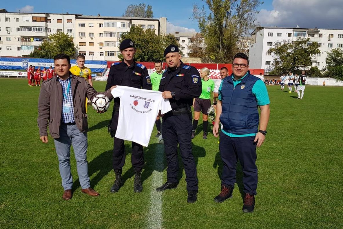 Jandarmii, aplaudați pe stadionul Municipal din Huși!