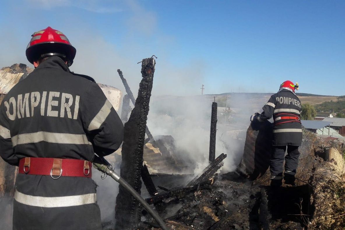 FOTO: Casă mistuită de flăcări la Vaslui