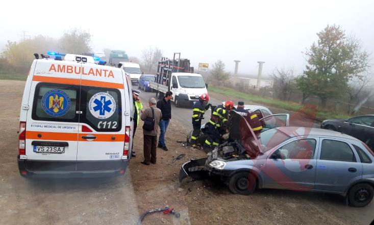 Accident rutier la Pogana: o mașină a căzut într-o râpă adâncă de 10 metri