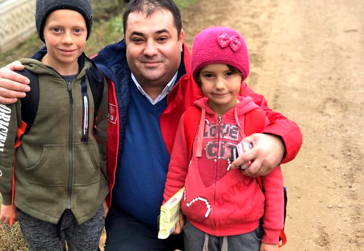 Un deputat, doi copii, un pachet de biscuiți și-o poză: egal, civilizație rustică autentică