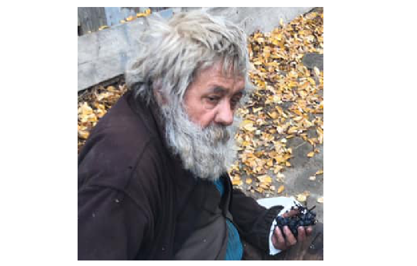 STRIGĂT MUT: un bătrân abandonat și bolnav, rătăcește pe străzile din Bârlad...