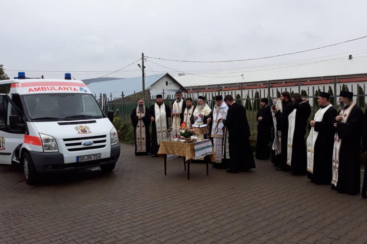 Episcopia Hușilor a inaugurat un centru medical. Crucea Roșie Bavareză a donat deja o ambulanță